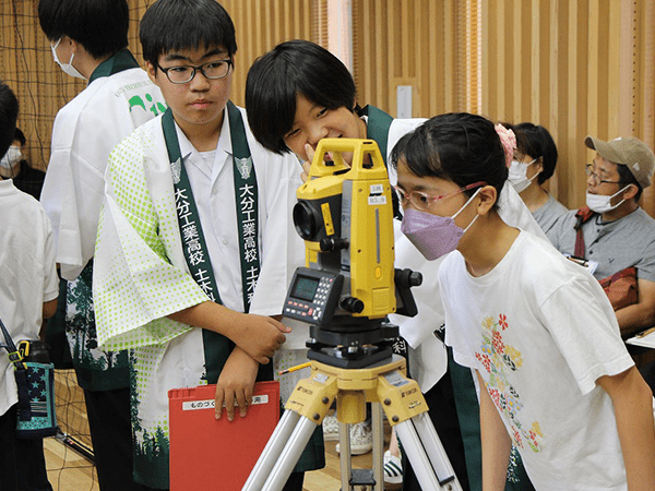 BUILD OITAスクール　親子で体験！土木・建築おしごと教室2024測量体験