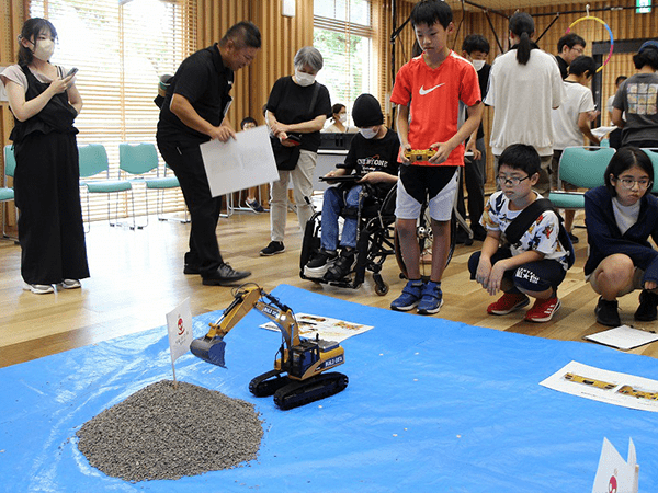 BUILD OITAスクール　親子で体験！土木・建築おしごと教室2024ショベルカーロボット操作体験等