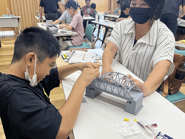BUILD OITAスクール　親子で体験！土木・建築おしごと教室2024橋のプラモデルを組立て