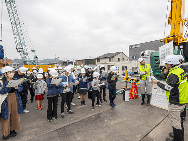 橋脚建設中の「庄の原佐野線」親子で体験 土木の日BUILDOITAバスツアー工事現場を見学