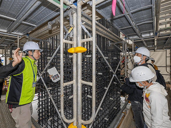 橋脚建設中の「庄の原佐野線」親子で体験 土木の日BUILDOITAバスツアー工事現場を見学