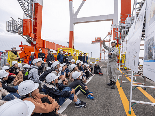 大在コンテナターミナル見学　親子で体験 土木の日BUILDOITAバスツアー
