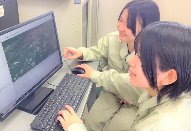 ドローンで空撮した画像をパソコンに取り込み、３Dの図面を作成する最新技術を学習中！
