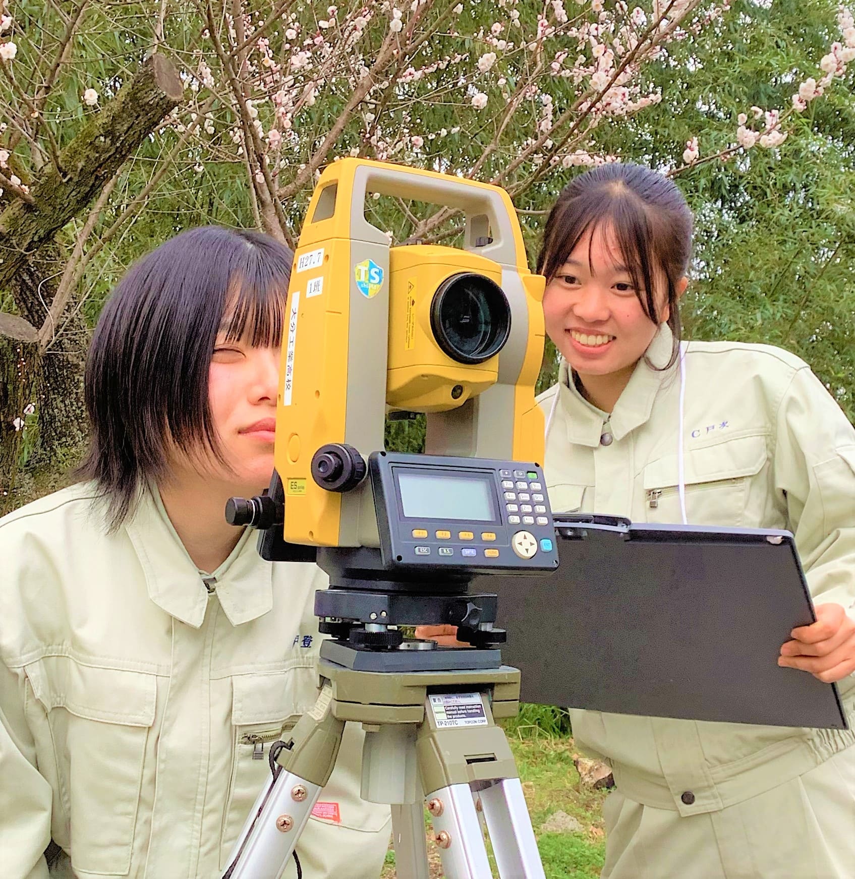 トータルステーションで測量技術を習得中！