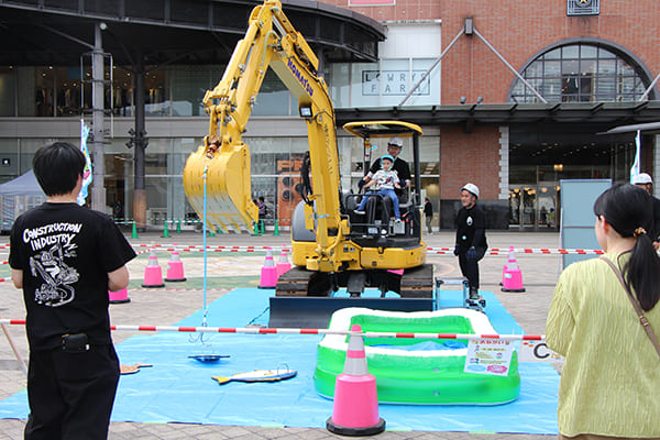第５回土木建築フェスタin大分駅前ショベルカー操作体験