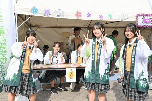 アーチ模型を 組み立ててみよう！（大分工業高校 土木科）女子高校生