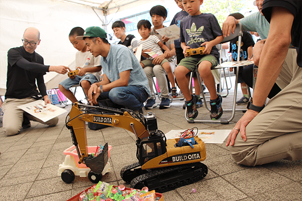 ラジコンバックホウ操作体験　第５回土木建築フェスタin大分駅前